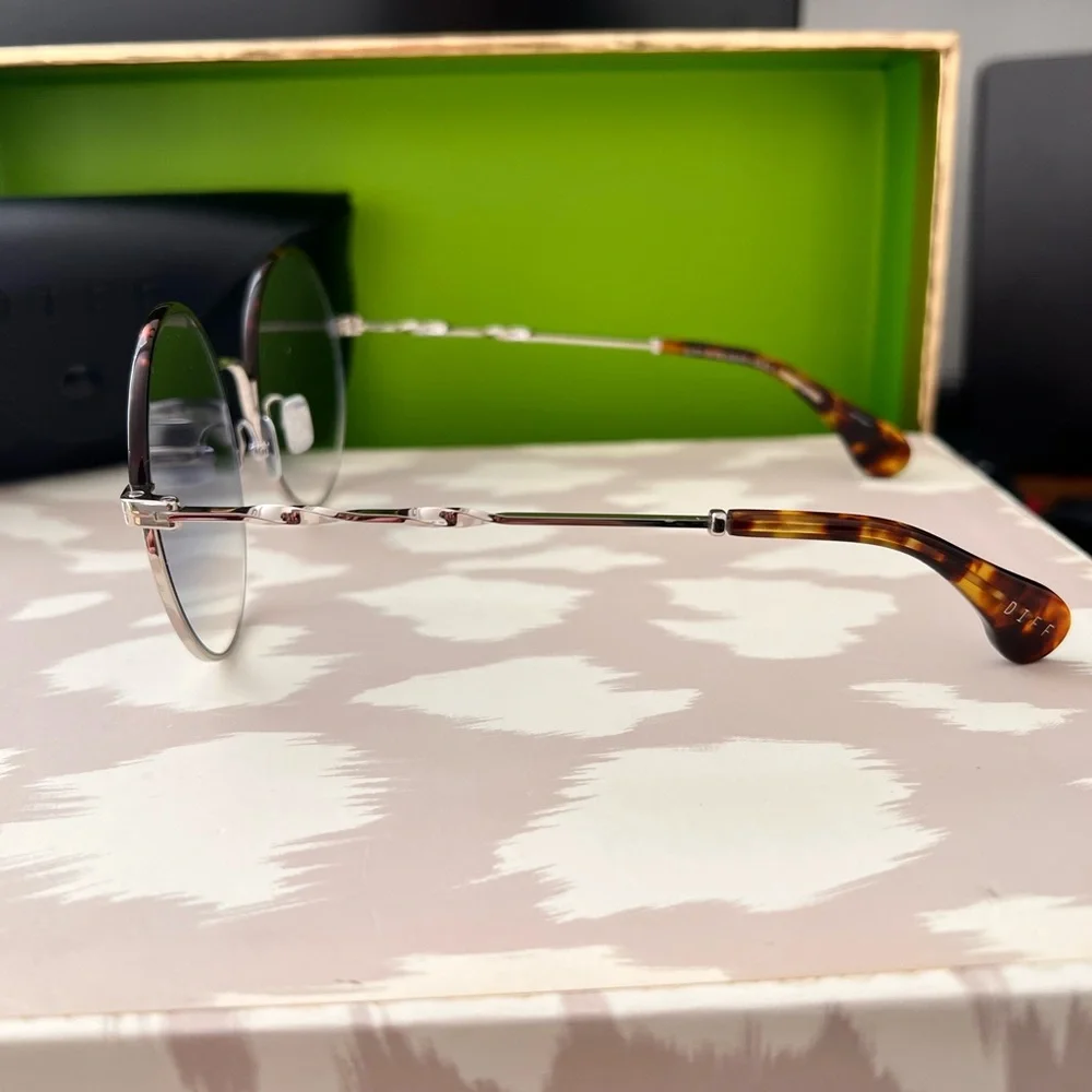 Diff Eyewear Tortoise Frame with Gradient Lenses - Picture 3 of 6